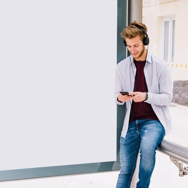 Hombre feliz escuchando música con auriculares