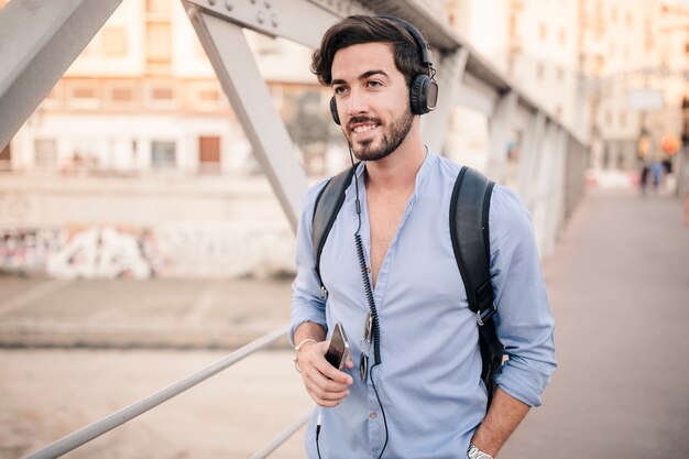 Hombre feliz escuchando música en auriculares