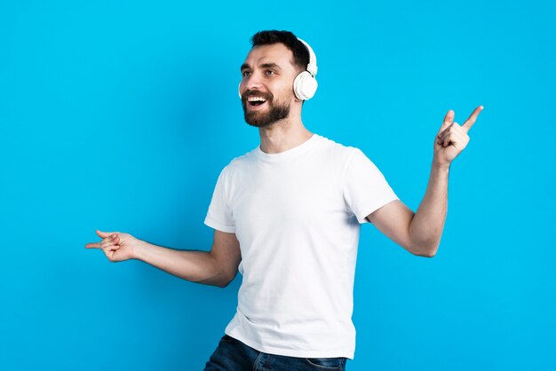 Hombre feliz escuchando música