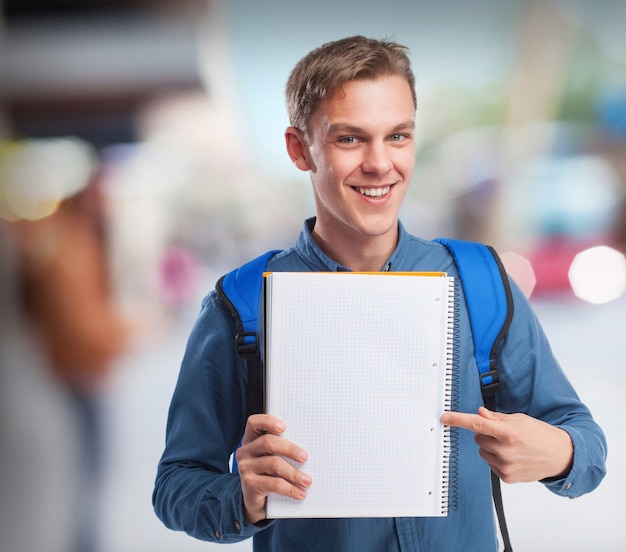 hombre feliz estudiante con un cuaderno