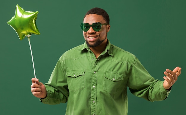 Foto gratuita hombre feliz en la fiesta con gafas de sol