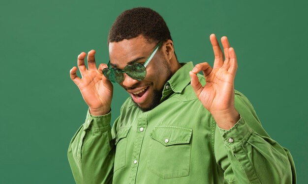 Hombre feliz en la fiesta con gafas de sol