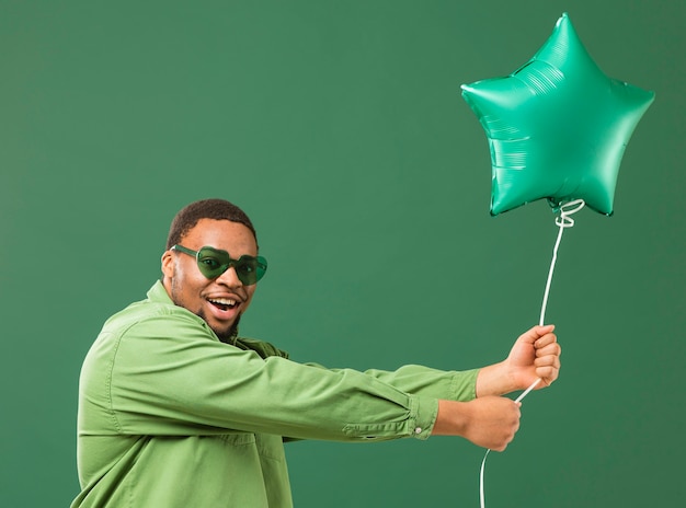 Hombre feliz en la fiesta con gafas de sol