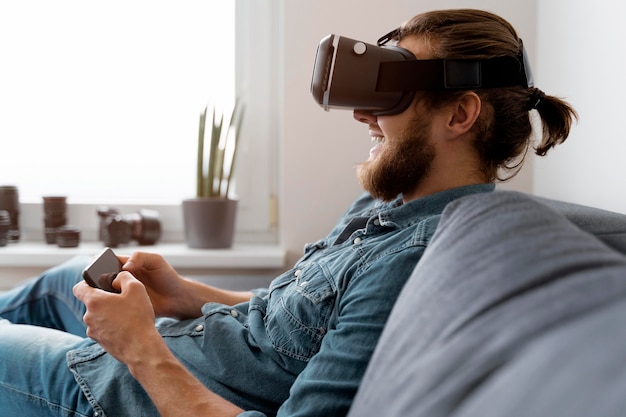 Hombre feliz con gafas vr sosteniendo teléfono