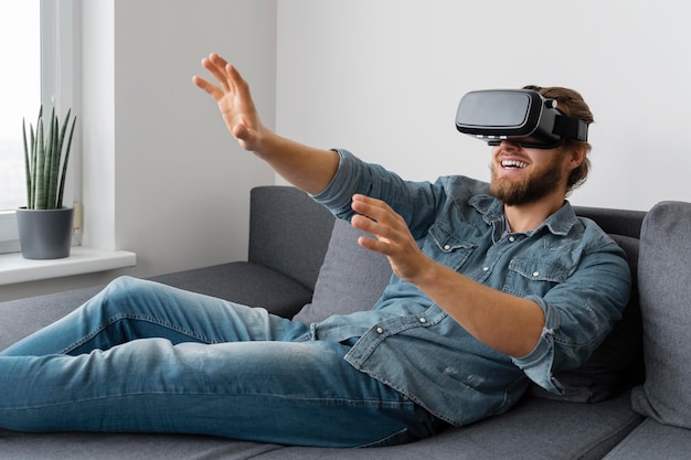 Hombre feliz con gafas vr tiro medio