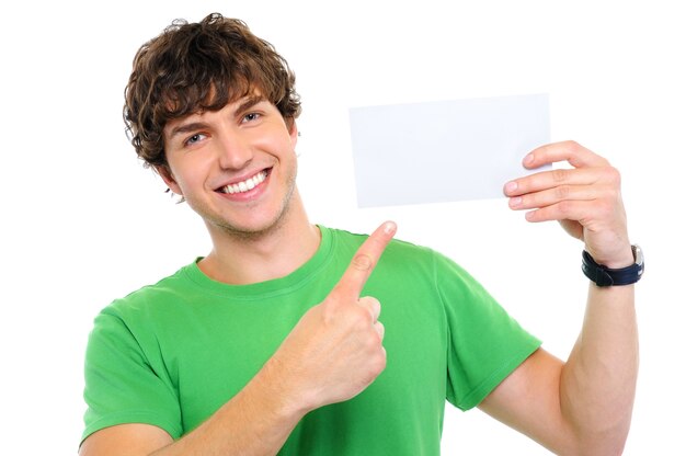 Hombre feliz guapo mostrando con el dedo en la tarjeta en blanco
