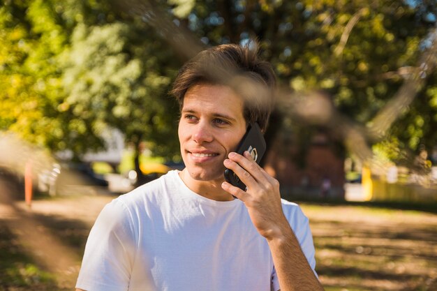 Hombre feliz hablando por teléfono celular