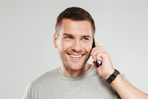 Hombre feliz hablando por teléfono móvil.