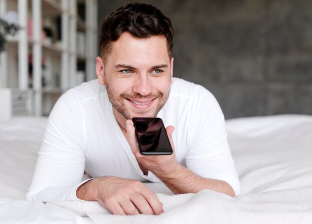 Hombre feliz hablando por teléfono