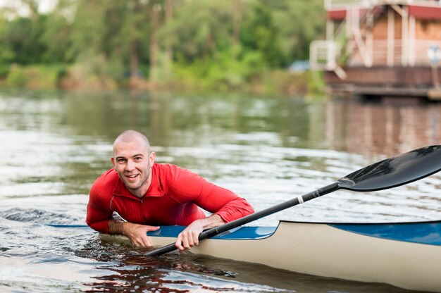 Hombre feliz con kayak