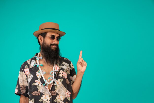 La de un hombre feliz con una larga barba que llevaba un sombrero, una camisa a rayas que mostraba un gesto en azul.