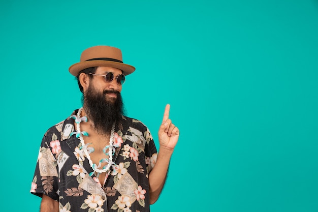 La de un hombre feliz con una larga barba que llevaba un sombrero, una camisa a rayas que mostraba un gesto en azul.