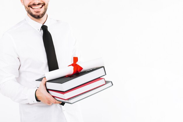 Hombre feliz con libros y diploma