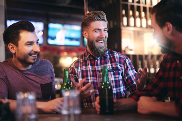 Foto gratuita hombre feliz llama la atención de su amigo