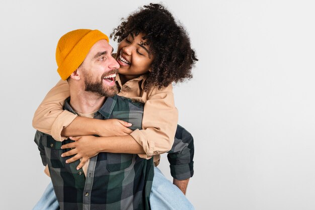 Hombre feliz llevando a su novia