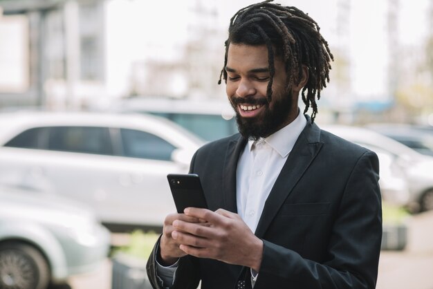 Hombre feliz mirando el teléfono