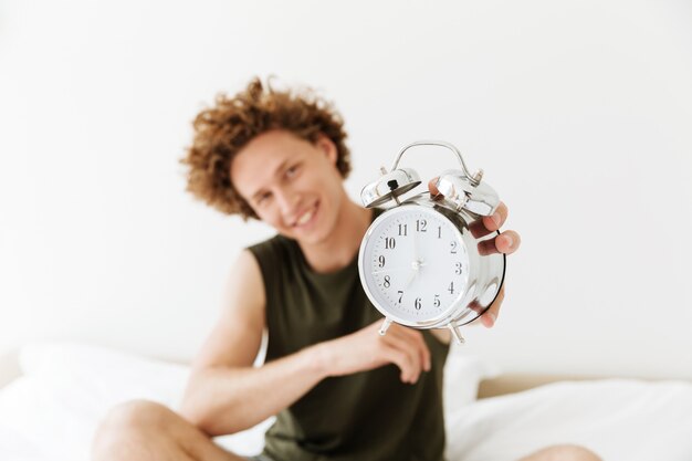 Hombre feliz mostrando alarma