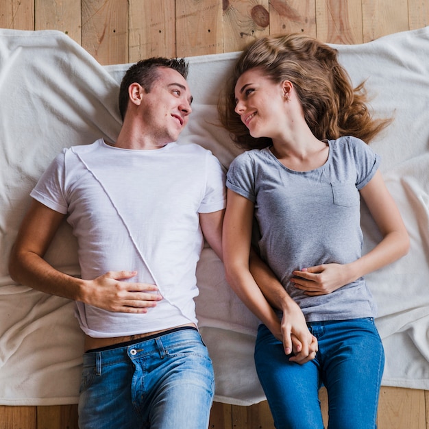 Foto gratuita hombre feliz y mujer tomados de la mano