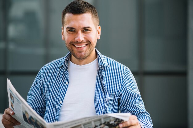 Hombre feliz con periódico