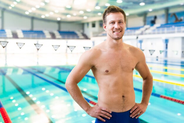 Hombre feliz en la piscina