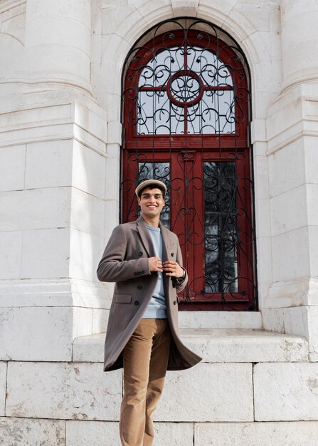 Hombre feliz posando al aire libre