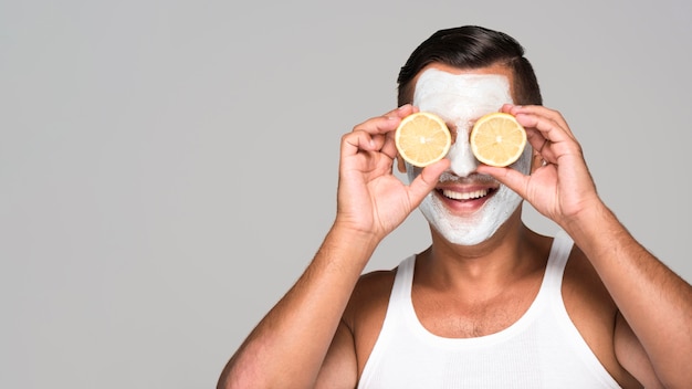 Hombre feliz de primer plano con mascarilla y limón