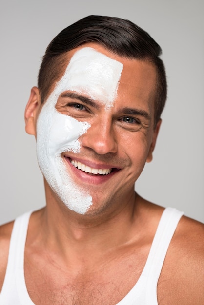 Foto gratuita hombre feliz de primer plano con mascarilla