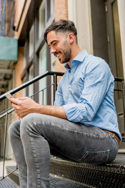 Hombre feliz sentado en las escaleras