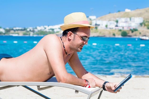 Hombre feliz con sombrero usando su teléfono