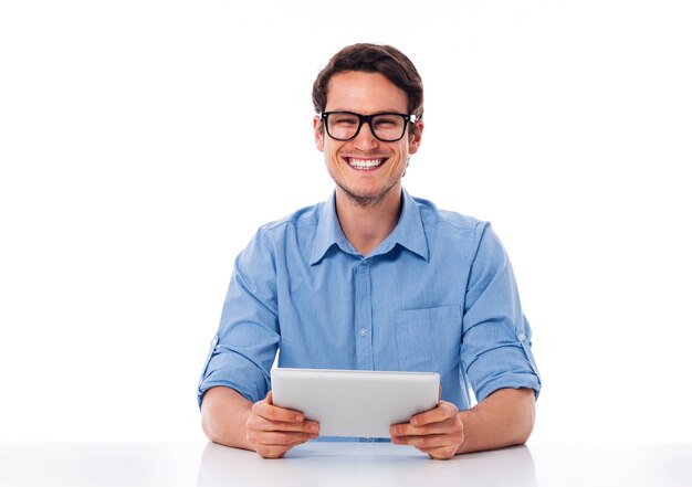 Hombre feliz sosteniendo una tableta digital