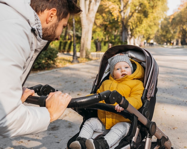 Hombre feliz con su hijo afuera en la naturaleza