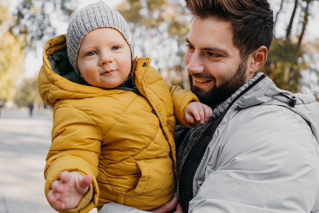 Hombre feliz con su hijo al aire libre en la naturaleza