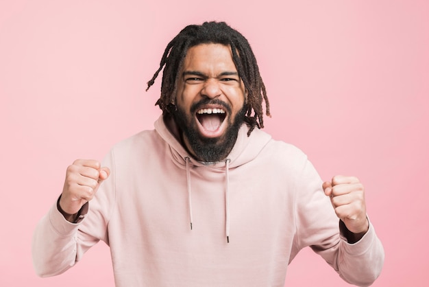 Foto gratuita hombre feliz en una sudadera