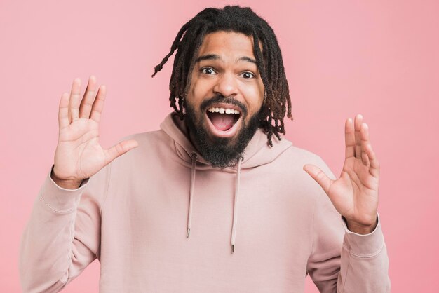 Hombre feliz en una sudadera