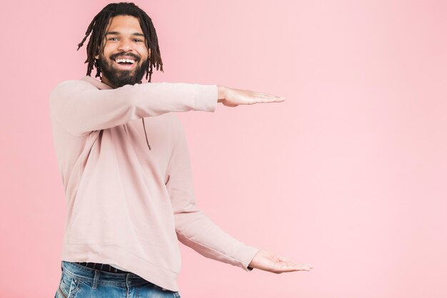 Hombre feliz en una sudadera