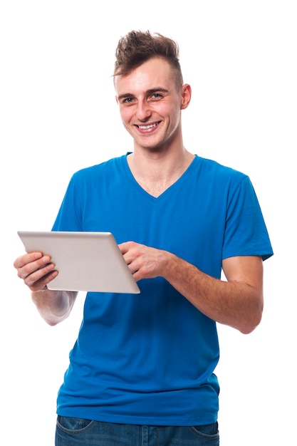 Hombre feliz con tableta digital