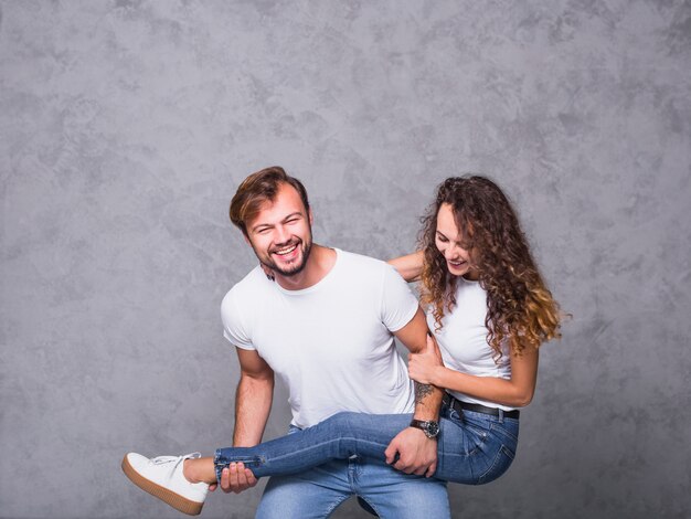 Hombre feliz, tenencia, mujer, pierna