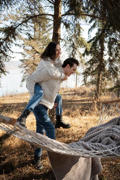 Hombre feliz de tiro completo con mujer