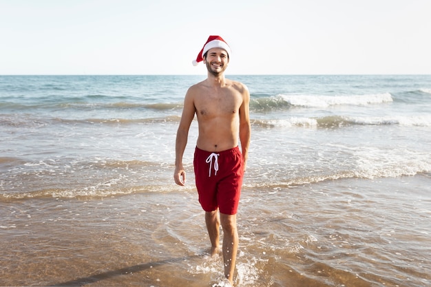 Hombre feliz de tiro completo en la playa