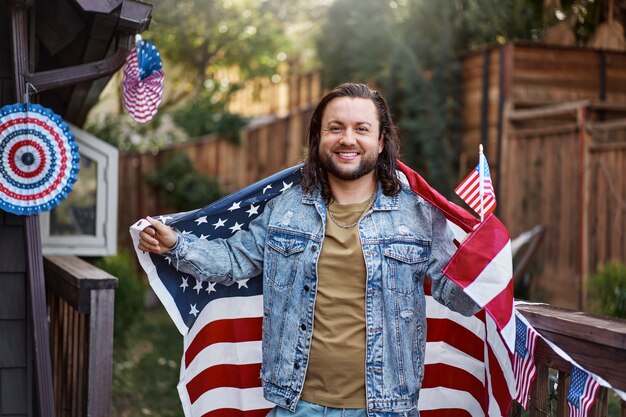 Hombre feliz de tiro medio con bandera americana