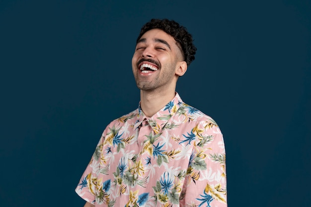 Hombre feliz de tiro medio con camisa hawaiana