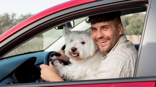 Hombre feliz de tiro medio con perro