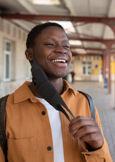 Hombre feliz de tiro medio quitándose la máscara