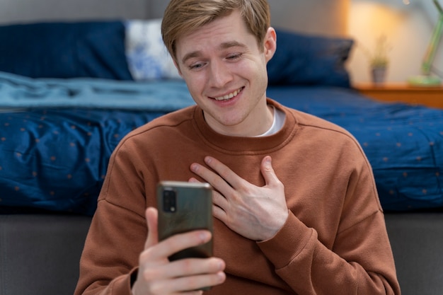 Hombre feliz de tiro medio con teléfono