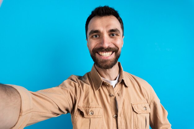 Hombre feliz tomando selfie