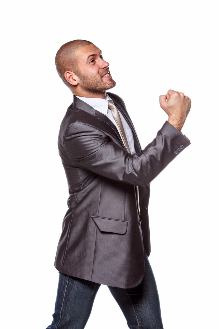 Foto gratuito hombre feliz con un traje gris aislado en un fondo blanco.