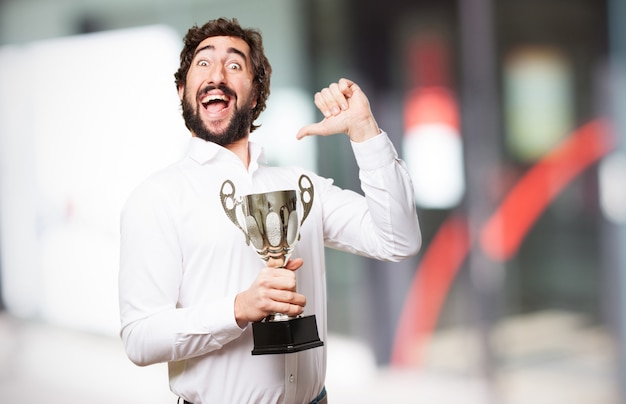 Hombre feliz con un trofeo