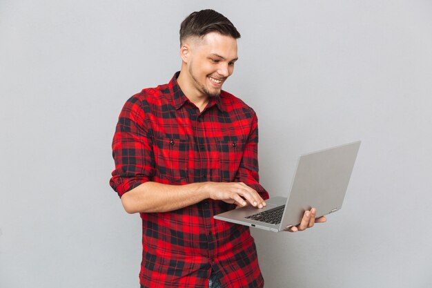 Hombre feliz usando la computadora portátil