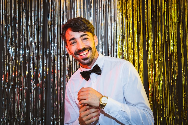 Foto gratuita hombre en fiesta de año nuevo