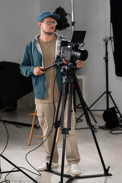 Hombre filmando con una cámara profesional